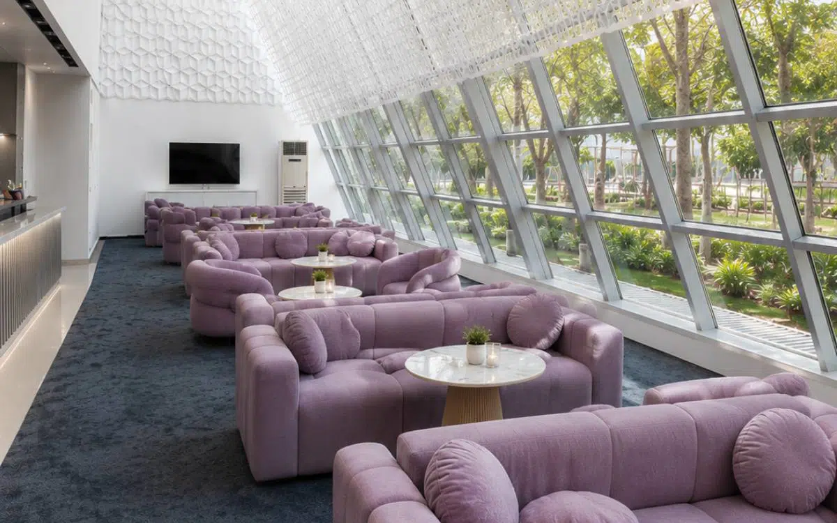 Светлото лоби на Sandy Bay Hotel